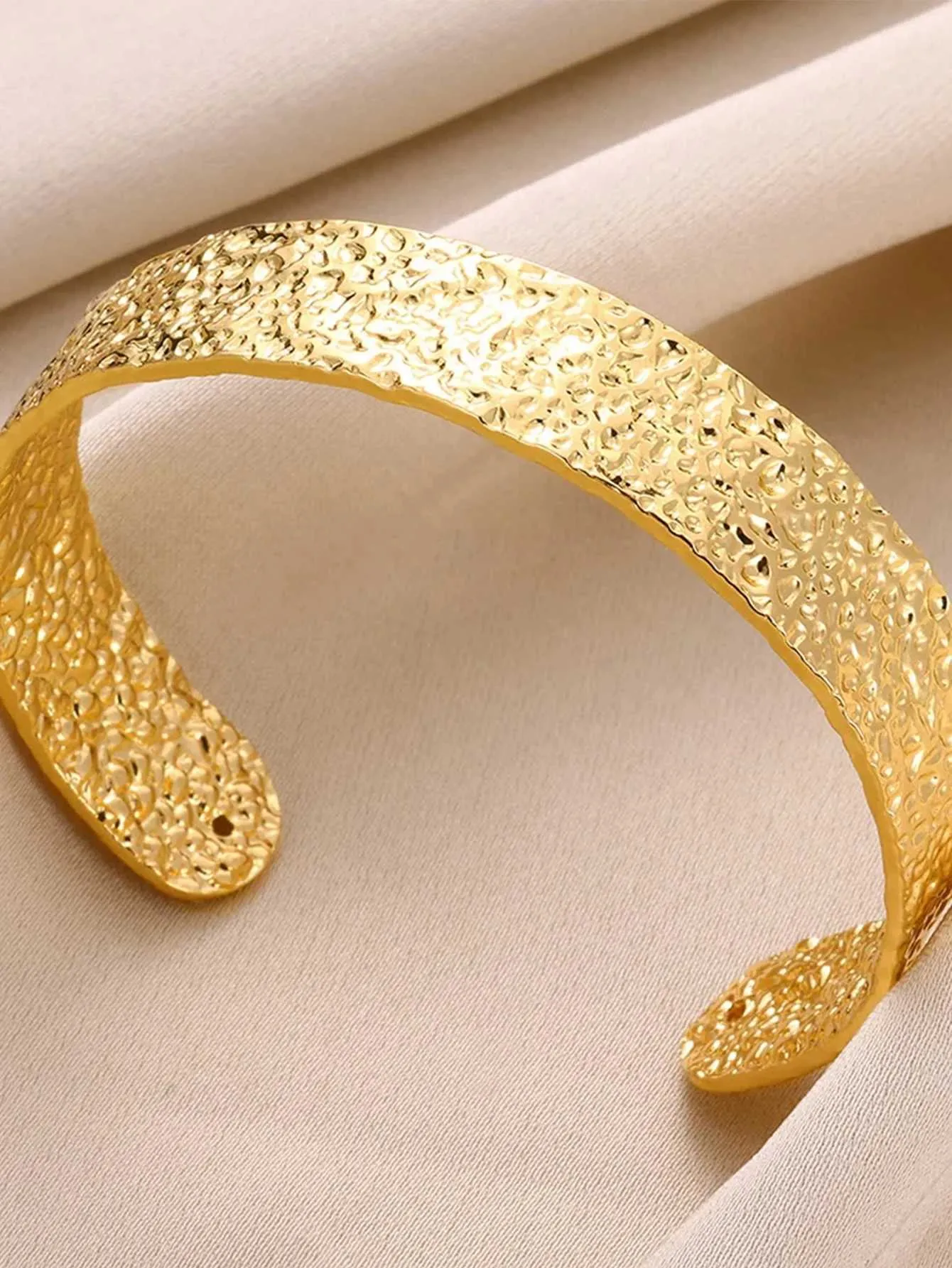 Bracciale a polsino dorato squisito design classico per donna_voghion.com