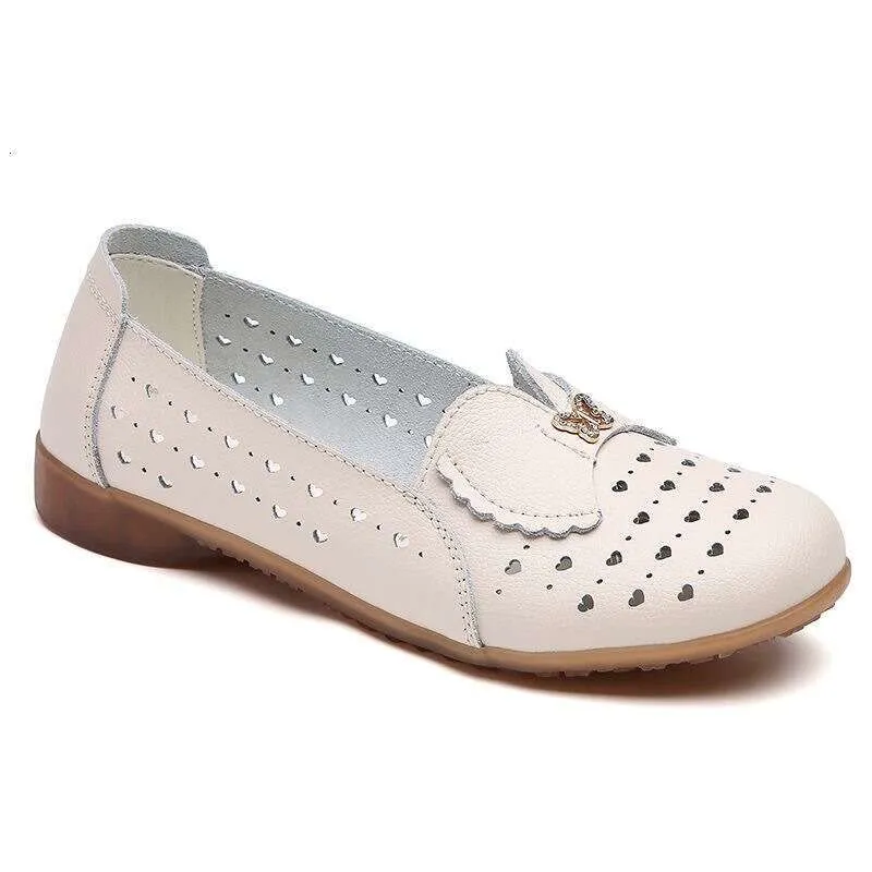 Primavera y verano nuevos zapatos de mujer de cuero blanco pequeño planos de moda casual suela suave hueca talla grande 456_voghion.com