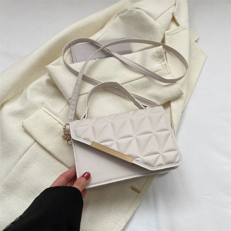 Borsa a mano mini trapuntata Boho-Chic Dia 2025 - Elegante borsa a tracolla intrecciata con tracolla regolabile e ciondolo vintage_voghion.com