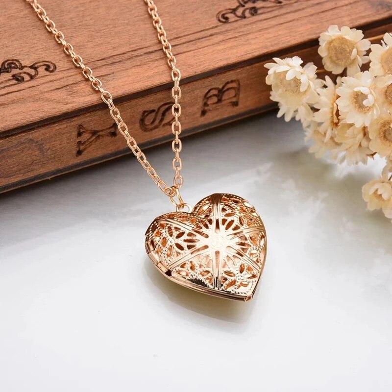 Colar com pingente de coração vazado retrô quente para mulheres, colar geométrico com pingente de amor, colar de corrente, explicação de joias, presente de Natal_voghion.com