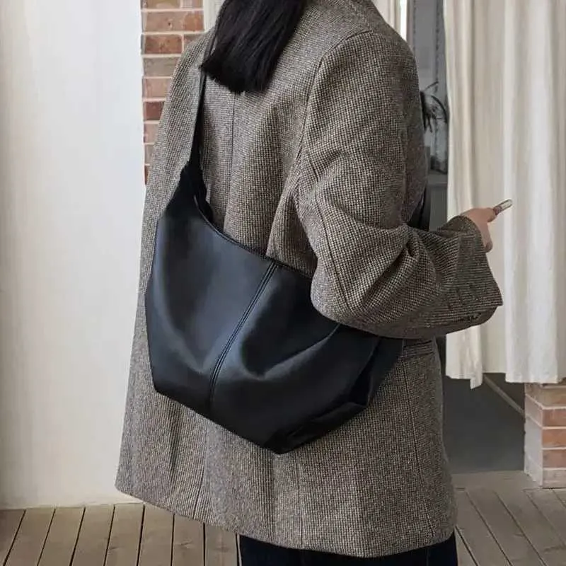Trendig veckad axelväska för kvinnor, mjuk PU-läder, axelremsväska, designerväska, molnväska, hoboväska, C241103_voghion.com