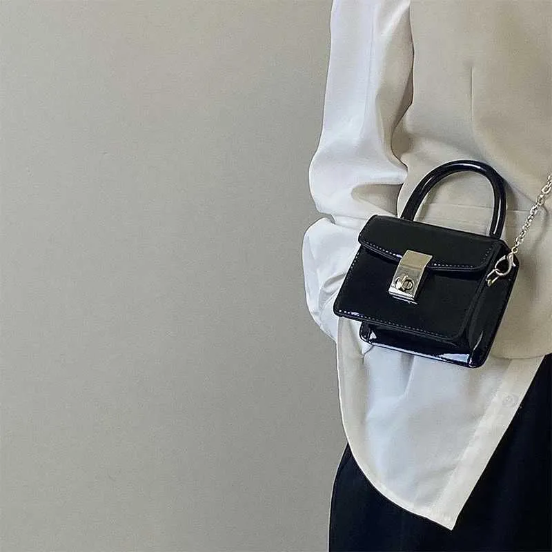 Sac à bandoulière carré pour femme avec petit verrou tendance en cuir verni pour femme_voghion.com