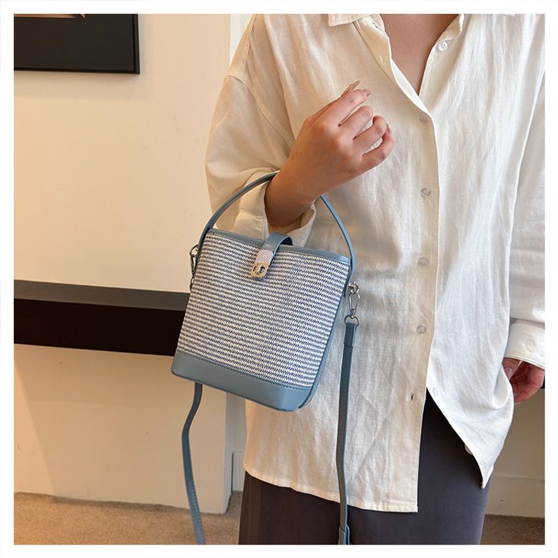 Erba di nicchia super popolare per le donne 2024 nuova borsa a secchiello per l'acqua a tracolla intrecciata versatile con blocco di colore estivo, mobile_voghion.com