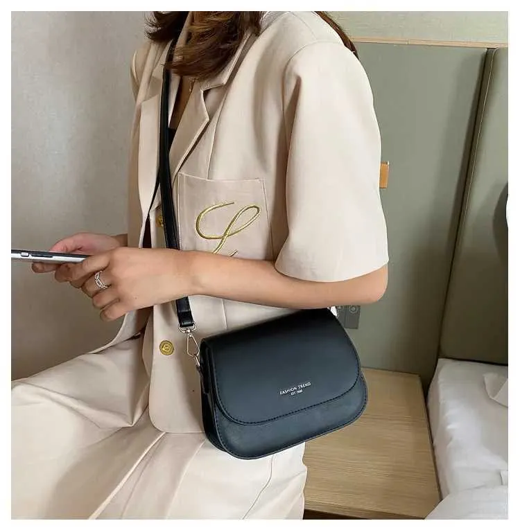 Sac à bandoulière tendance en cuir PU pour femme, sacoche à rabat de couleur unie, simple, à la mode, pochette C241021_voghion.com