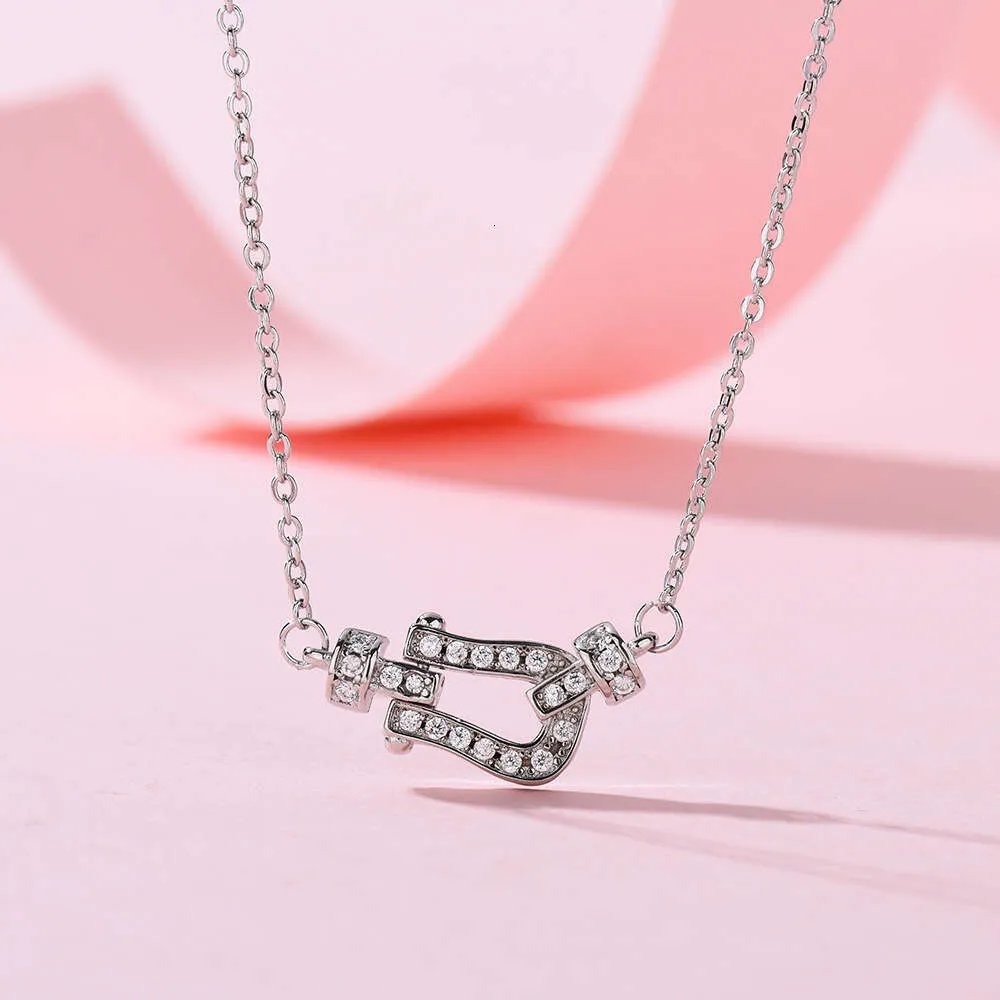 collana da donna di design con cuore in argento con fibbia a ferro di cavallo con diamanti pieni di precisione, collana in oro 54b_voghion.com