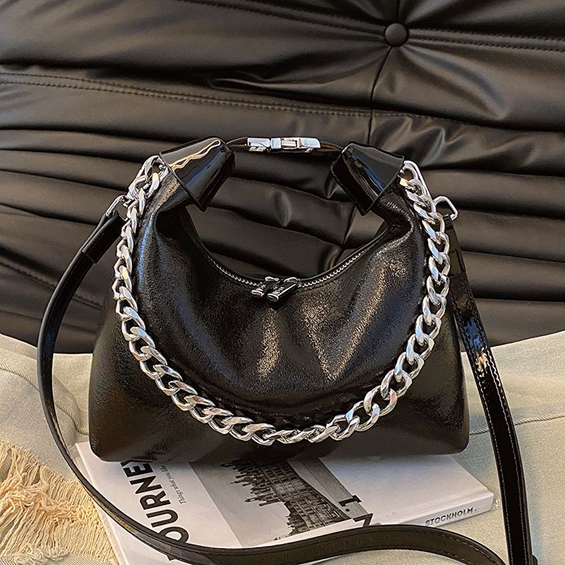 Tragbare kleine Tasche in Silber mit personalisiertem Nischendesign. Neue modische Mini-Umhängetasche aus PU im_voghion.com