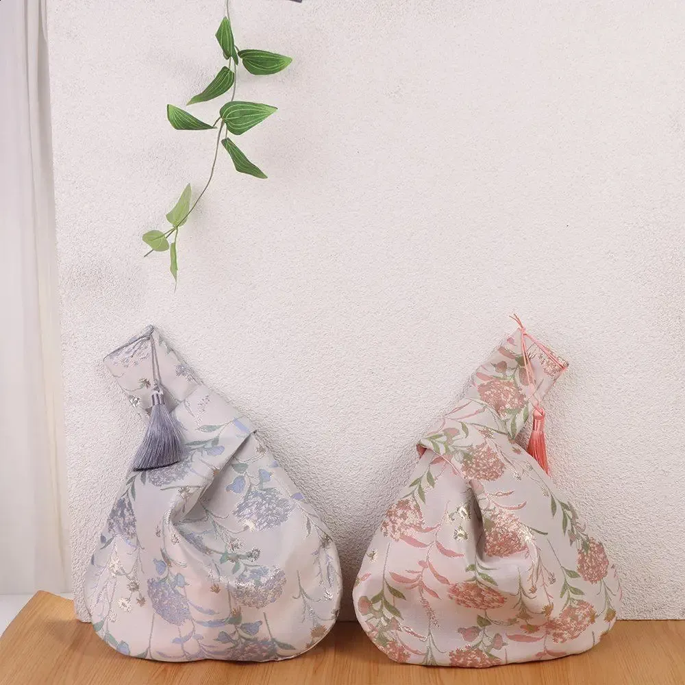 wer Anhänger Mittagessen Kosmetik Handtasche im chinesischen Stil Quaste Knoten Handgelenktasche Kleinteiltasche Cheongsam Zubehör 241120_voghion.com
