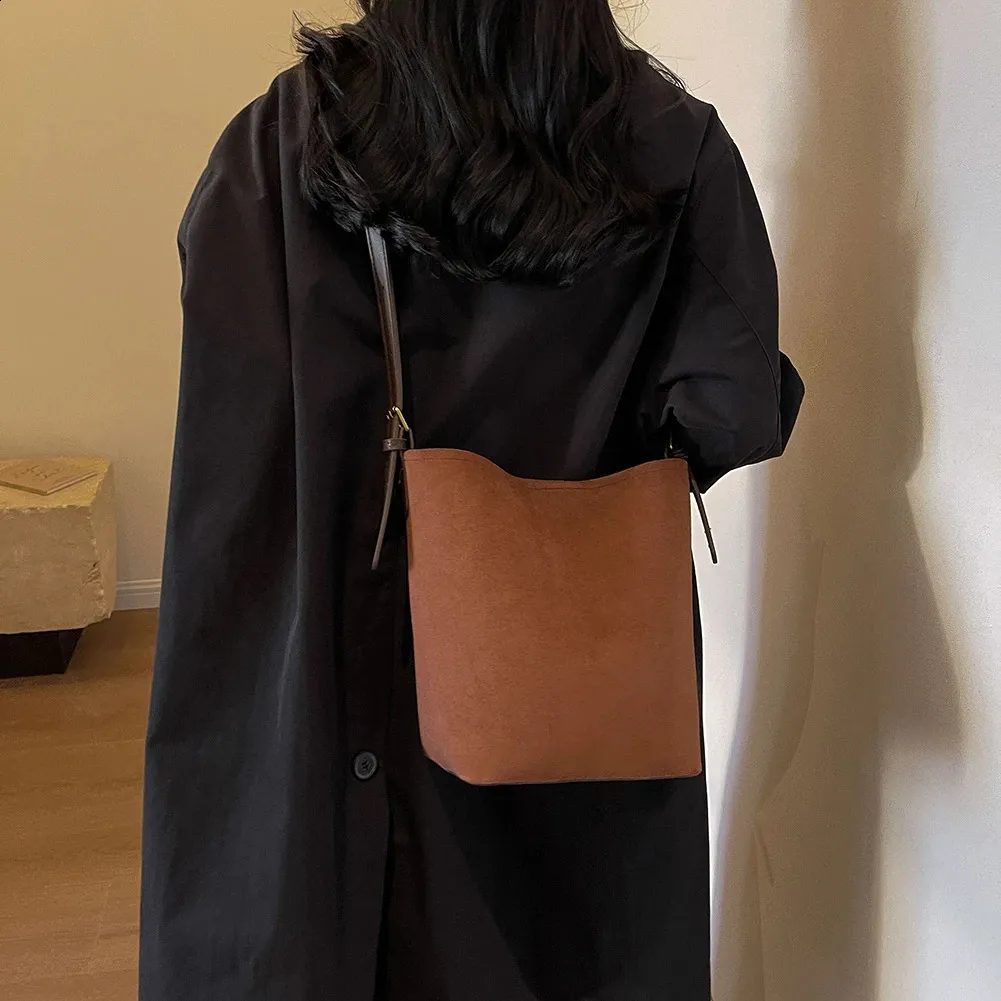 2024 est Femmes Daim Femelle Givré Split Cuir Seau Sac À Bandoulière Dame 2 pièces Ensemble Bandoulière Messager En Gros 240912_voghion.com