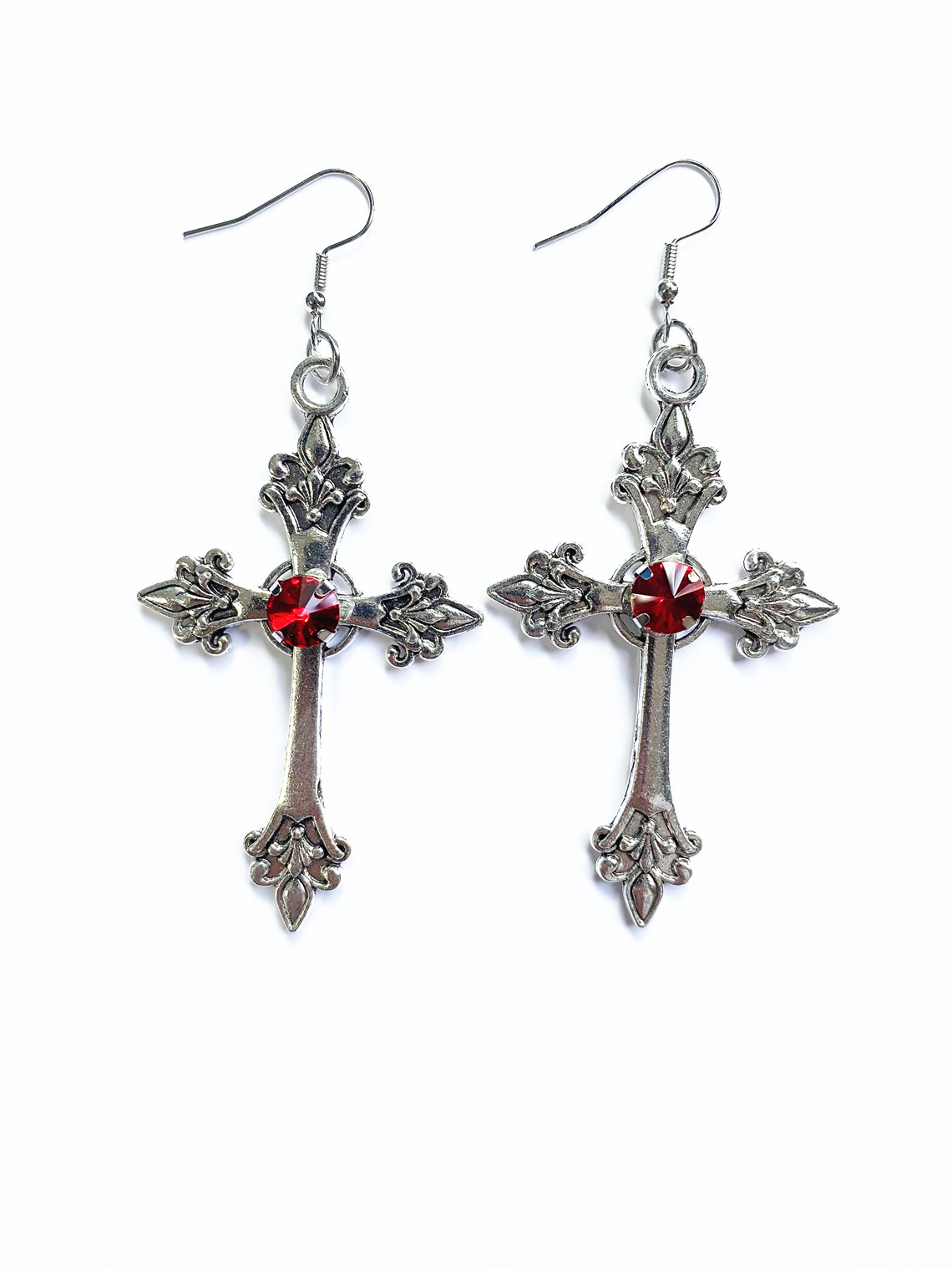 Boucles d'oreilles gothiques punk argentées avec gros détails en forme de croix et de diamant_voghion.com