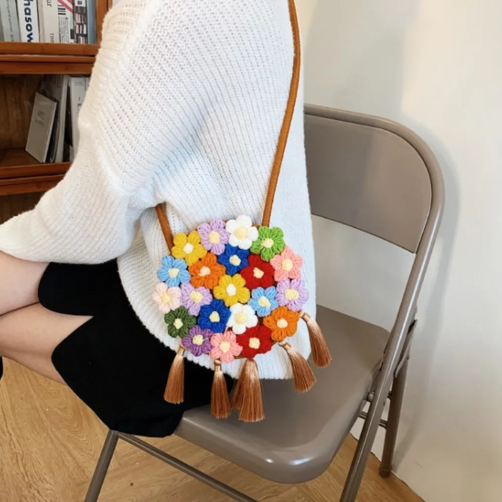 Borsa da spiaggia in rattan bohémien, lavorata a maglia in cotone e lino, con nappa, in stile rurale e con spallacci lavorati all'uncinetto floreale._voghion.com