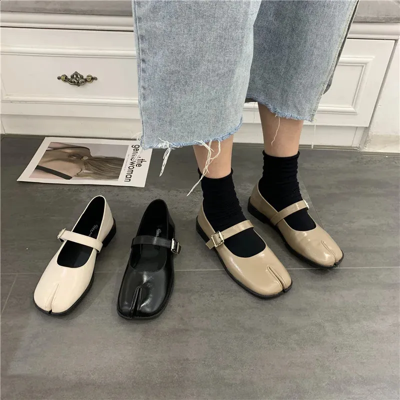 Novelty Split Toe Mary Jane Flat Shoes For Women In Leather_voghion.com