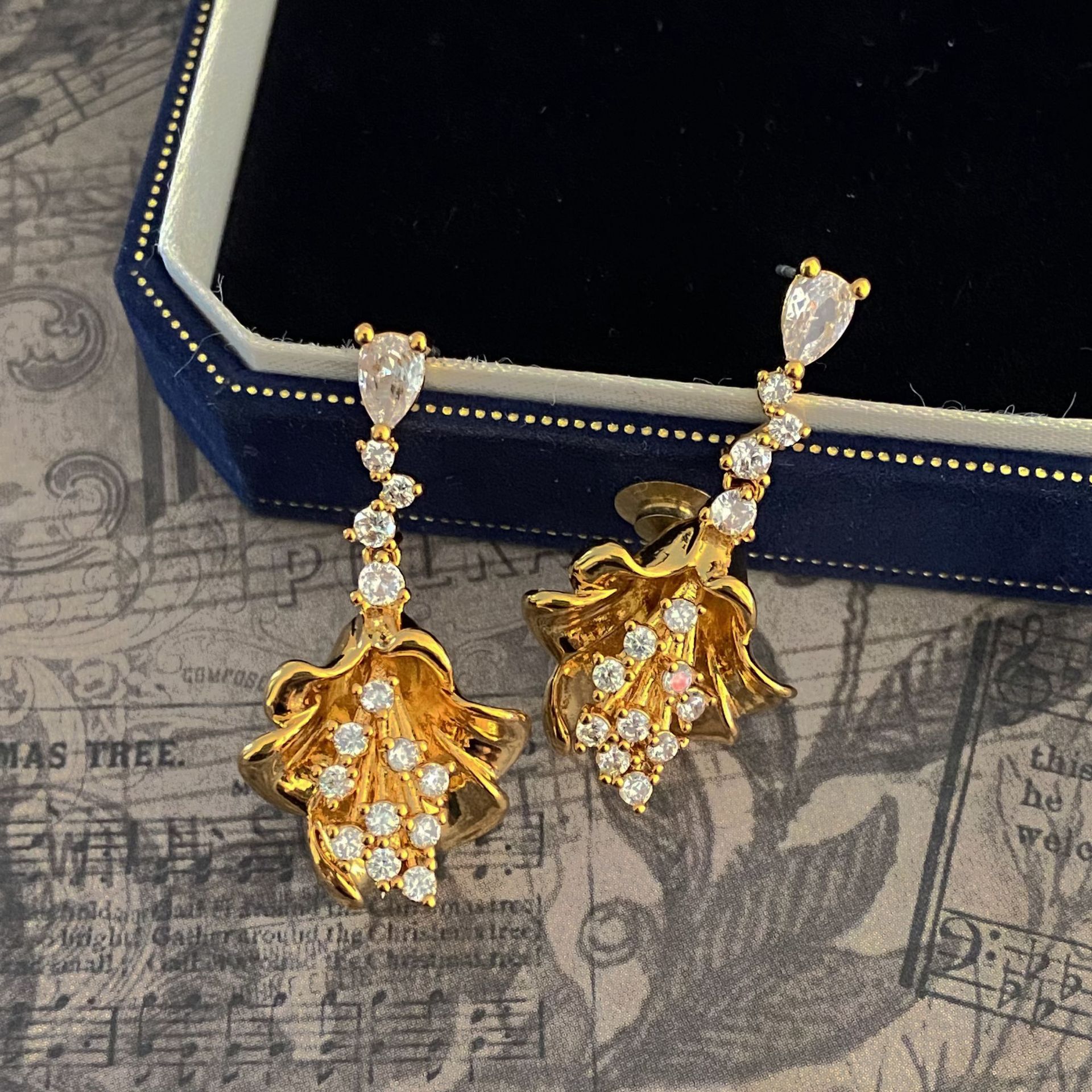 Fashionable and high-end copper plated real gold trumpet flower earrin, niche light luxury zircon silver needle_voghion.com