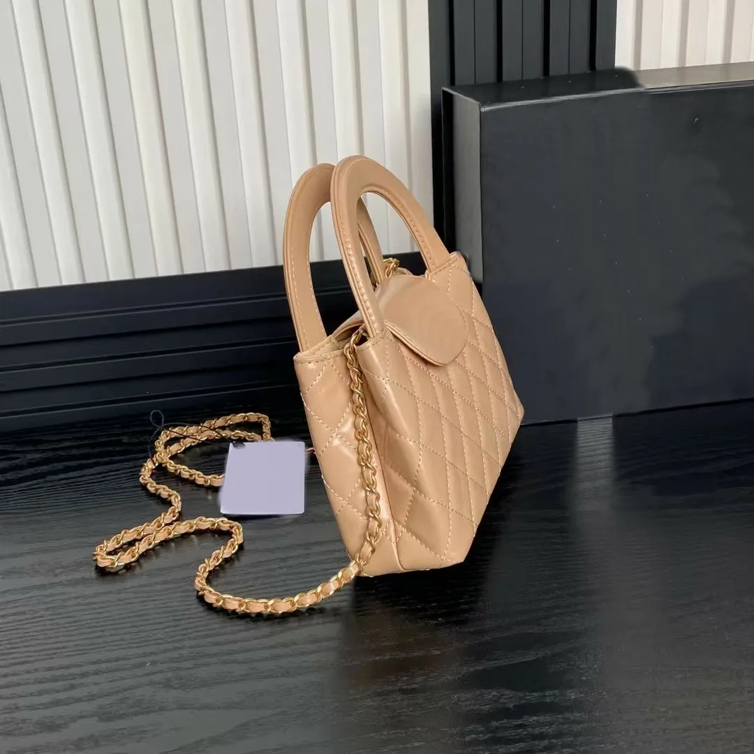 Abendhandtaschen: Klassische Clutch aus Kalbsleder mit Tragegriffen oben, goldenen Metallteilen und Ketten-Schulterriemen – Designer-Geldbörse_voghion.com