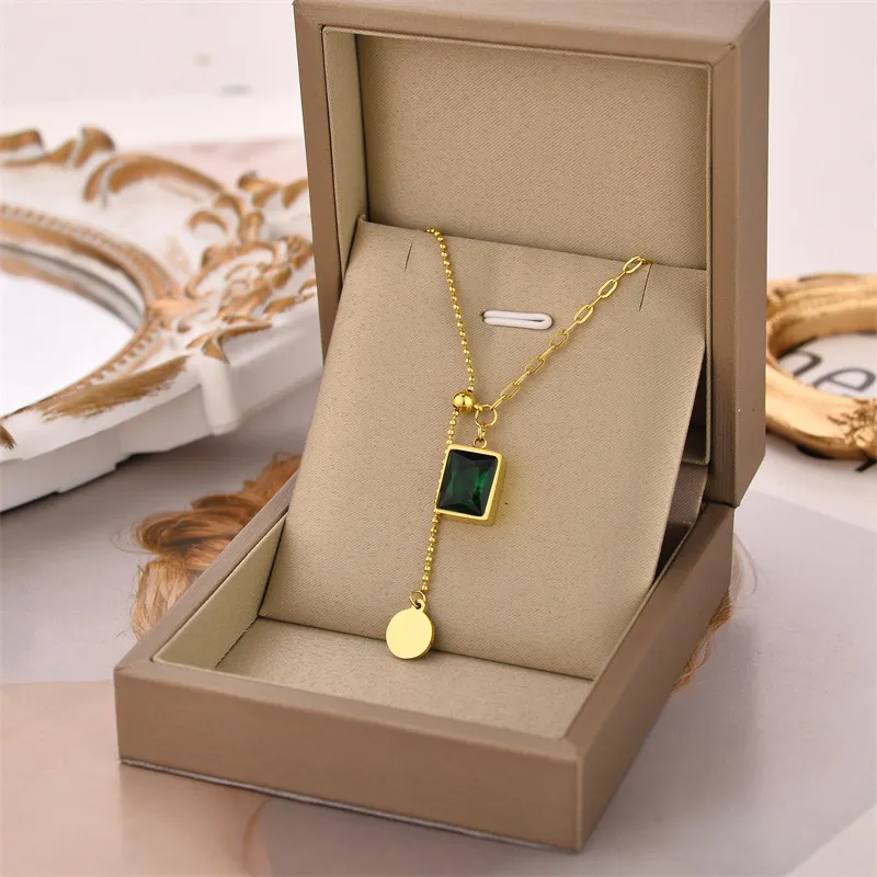 Collier pendentif zircon vert croix chaîne acier titane femme_voghion.com