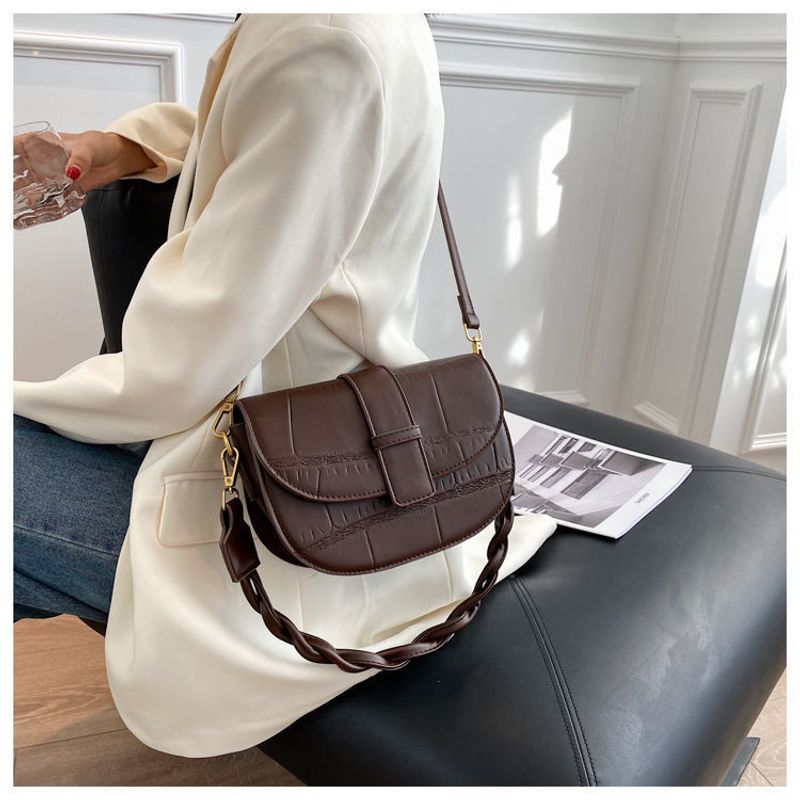 Crossbody Wom, Unterarm Sattel Temperament und Freizeittasche, 2023 neue trdy koreanische Version, strukturierte kleine_voghion.com
