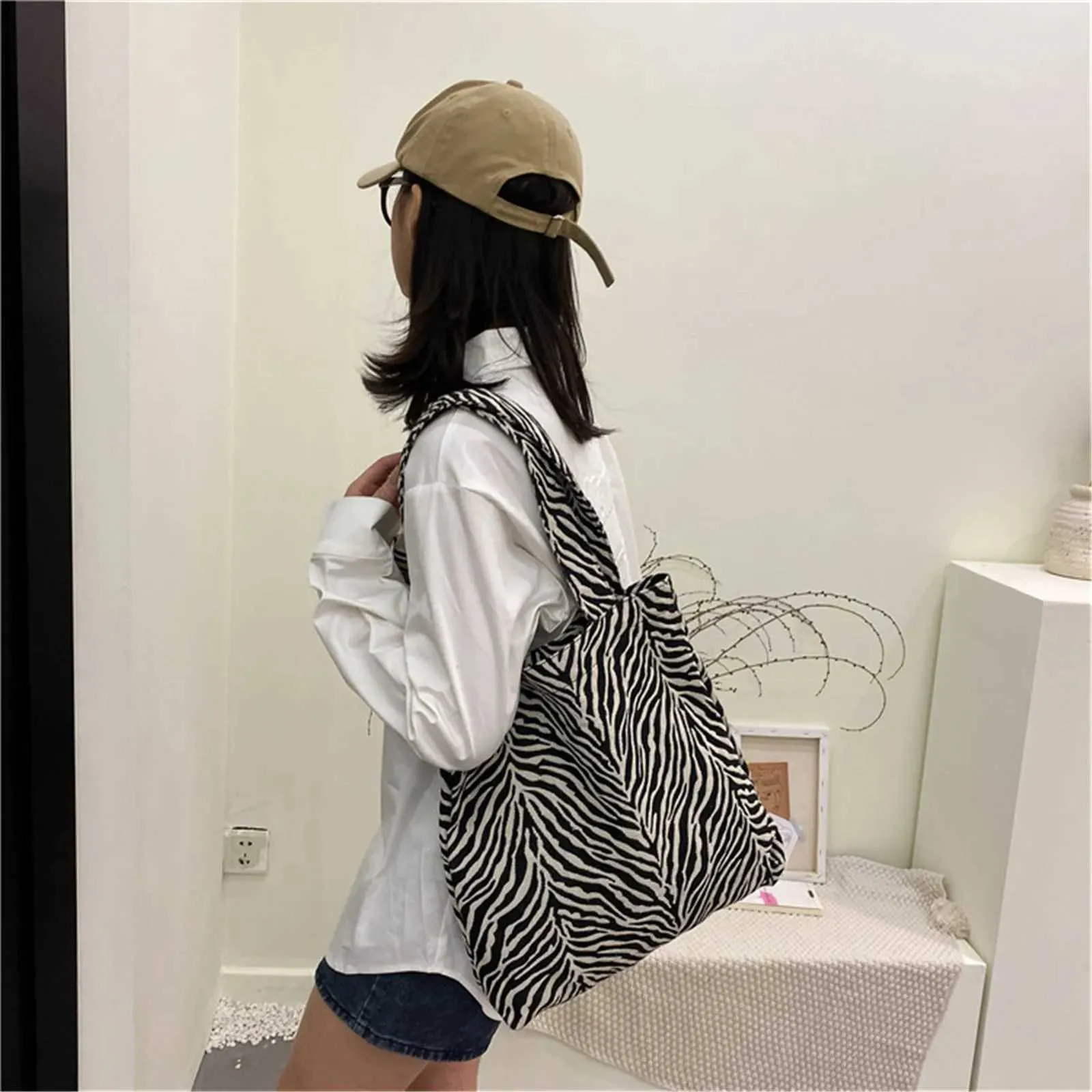 Vintage bra creative zebra striped canvas handbag large capacity lower Fem travel shopping bag Y241026_voghion.com