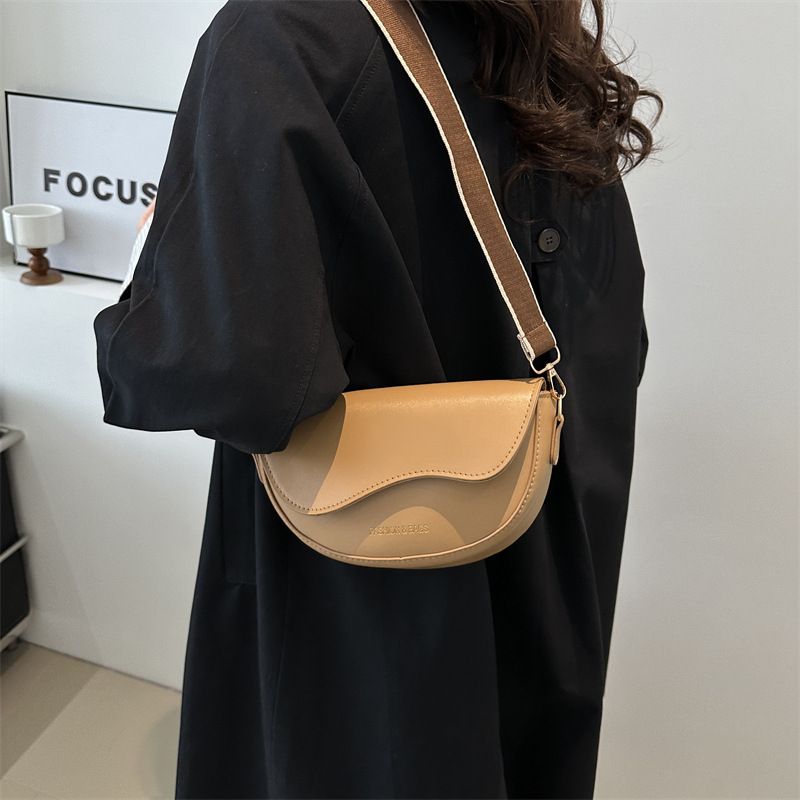 Doku ve Mod 2024 Lässig Einfarbig Neue Frühjahr Abdeckung Breiter Riemen PU Einzelner Schulter Crossbody Sattel_voghion.com