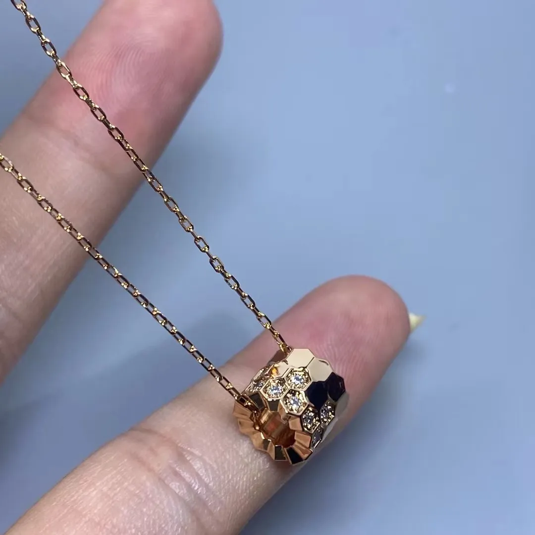 Obesek Be in Love CH Family Diamond Inlaid Gold Plated Modni nakit Ogrlica za ženske in moške Rojstni dan_voghion.com