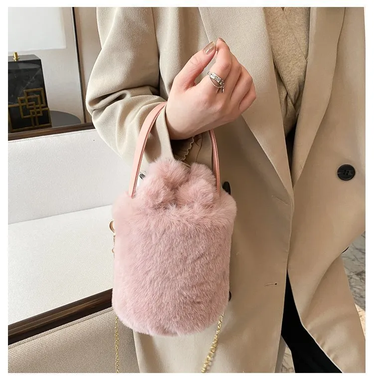 Sac à main en peluche avec cordon de serrage et boule de laine antivol, sac à bandoulière à une épaule, sac seau à la mode pour femmes 240820_voghion.com