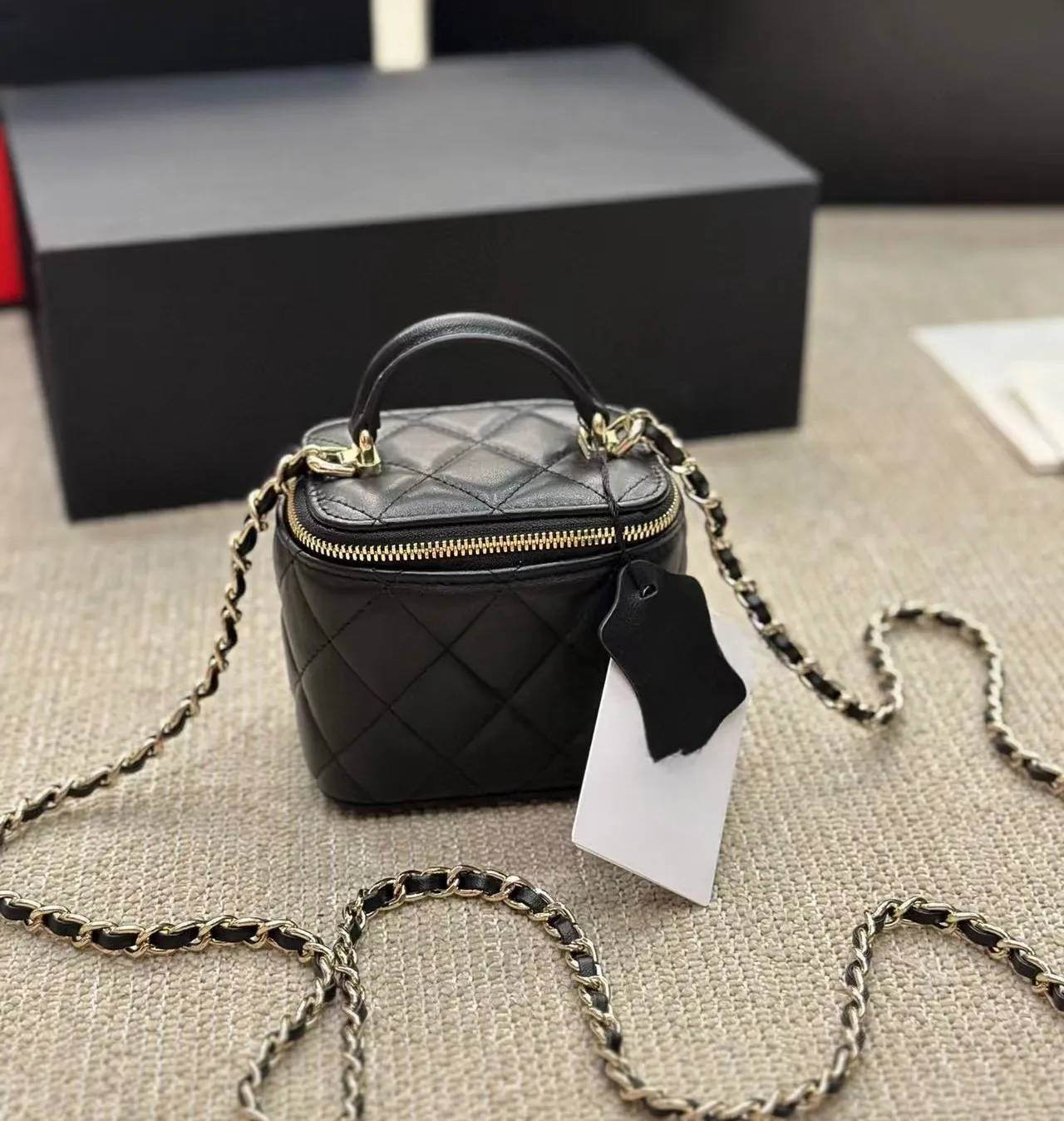 7A Schwarze Damen-Kosmetikbox, Designer-Taschen mit Griff oben, gesteppte Matelassé-Kette, Crossbody-Schulter, Kosmetiktasche_voghion.com