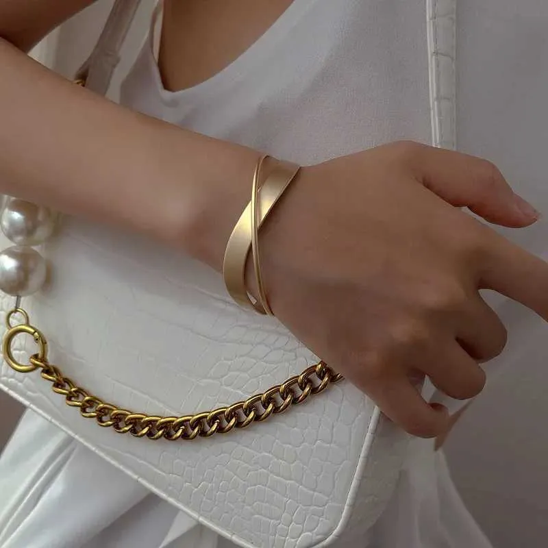 Bracciale rigido möbius in oro opaco da donna gioiello_voghion.com