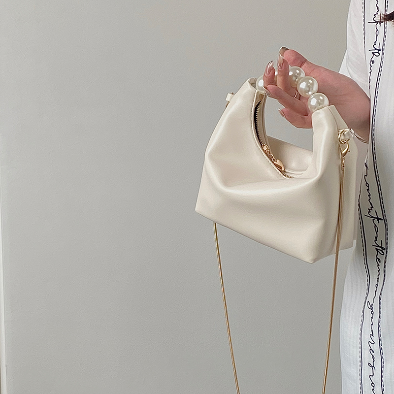 Petit sac à bandoulière de niche pour femmes avec un design de perles fraîches 2024 avec un sens de la chaîne et un sac à boulettes à main_voghion.com