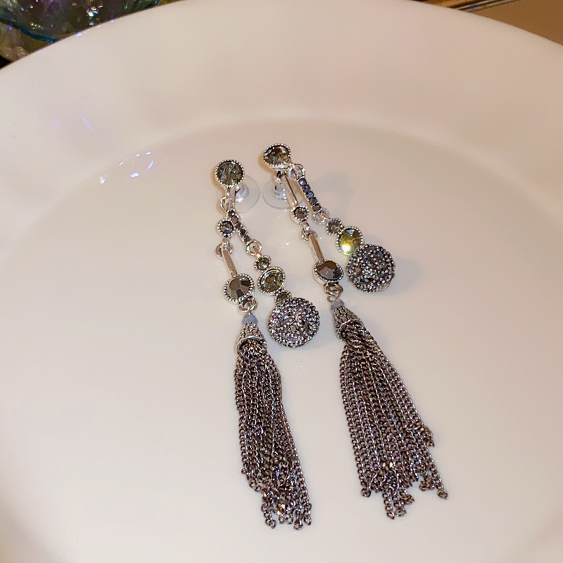 Silbernadel-Diamant-Quaste in runder Kugelform mit modischem Design und personalisierbar für Frauen, die zwei Ohrringe tragen_voghion.com