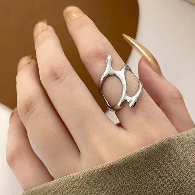 Lagervare 2024 Ny ankomst Uregelmessig hul sierfarge bred ring Kvinnelig mote Retro unikt design håndlagde smykker gaver_voghion.com