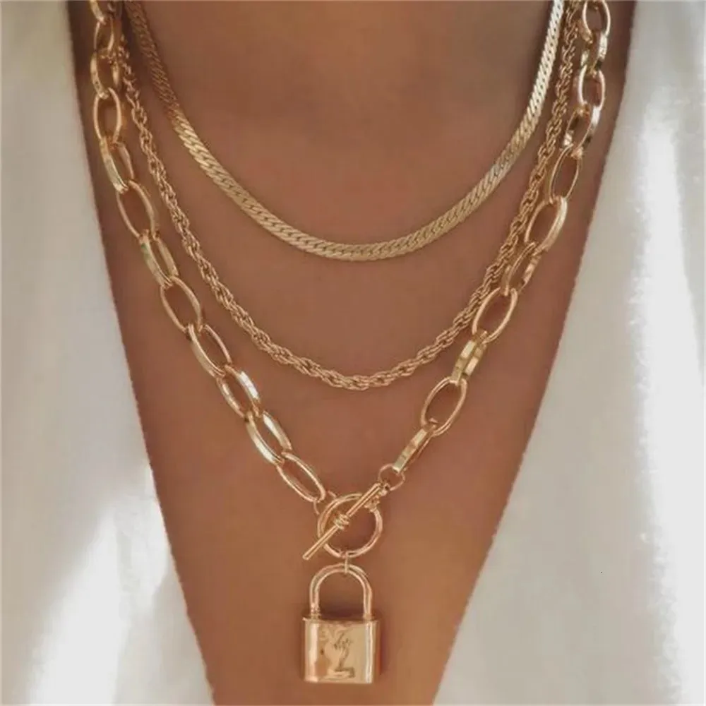 Collier multicouche avec pendentif pièce jésus marie doré_voghion.com