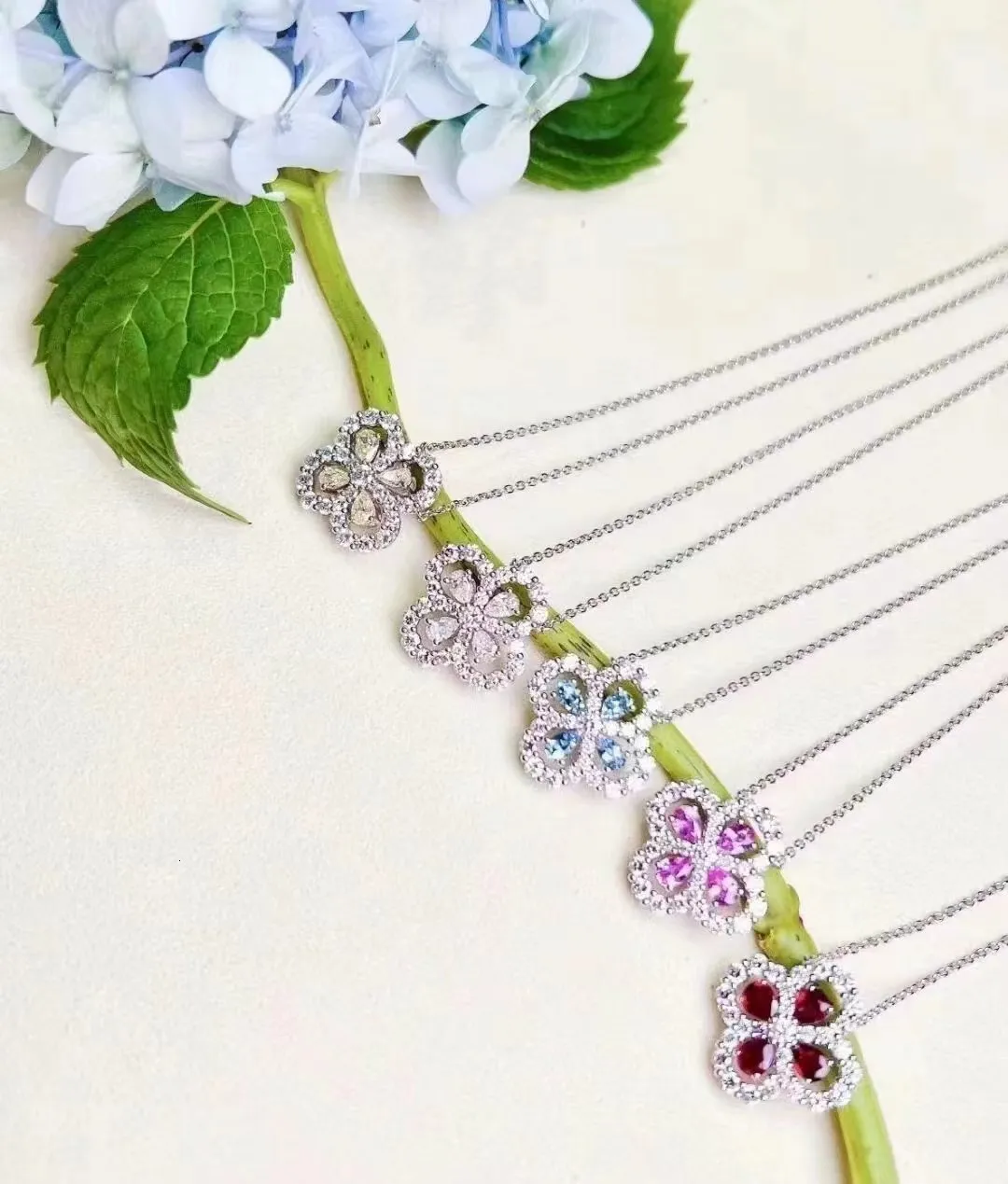 Collana HW di alta qualità, gioielli di design da donna, con anello a forma di quadrifoglio, diamanti, grande ciondolo a forma di fiore Hai Rui Wen Si_voghion.com