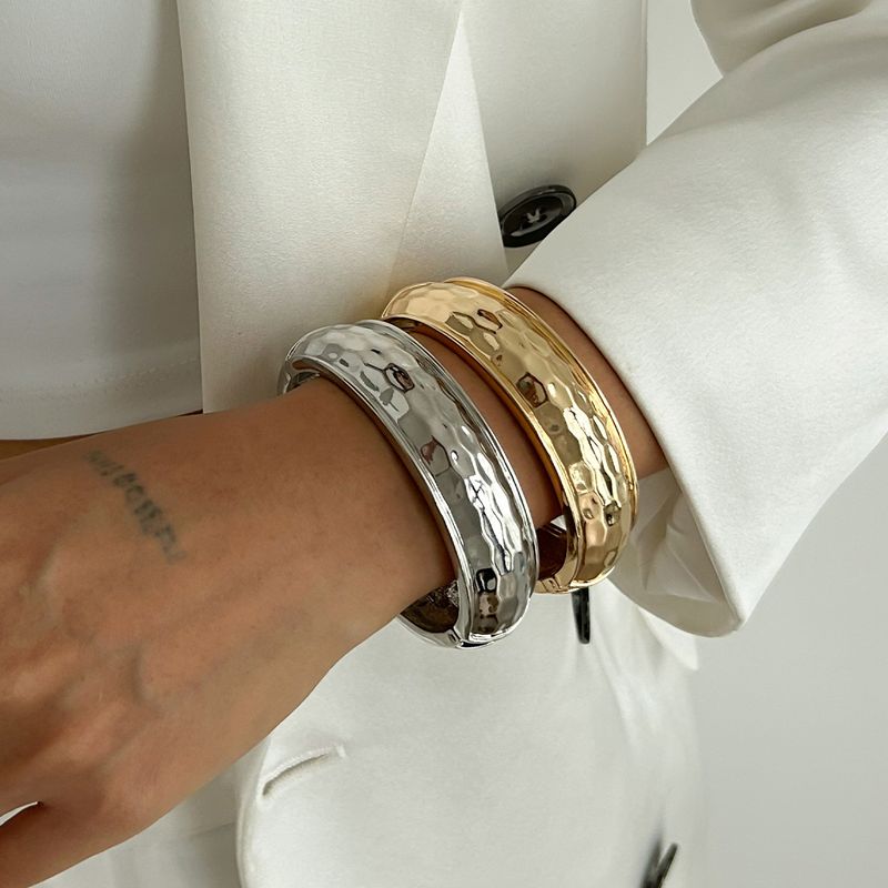 Muodikas geometrinen ympyrä yksinkertaisella vasarakuvioisella metalliseosrannekorulla_voghion.com