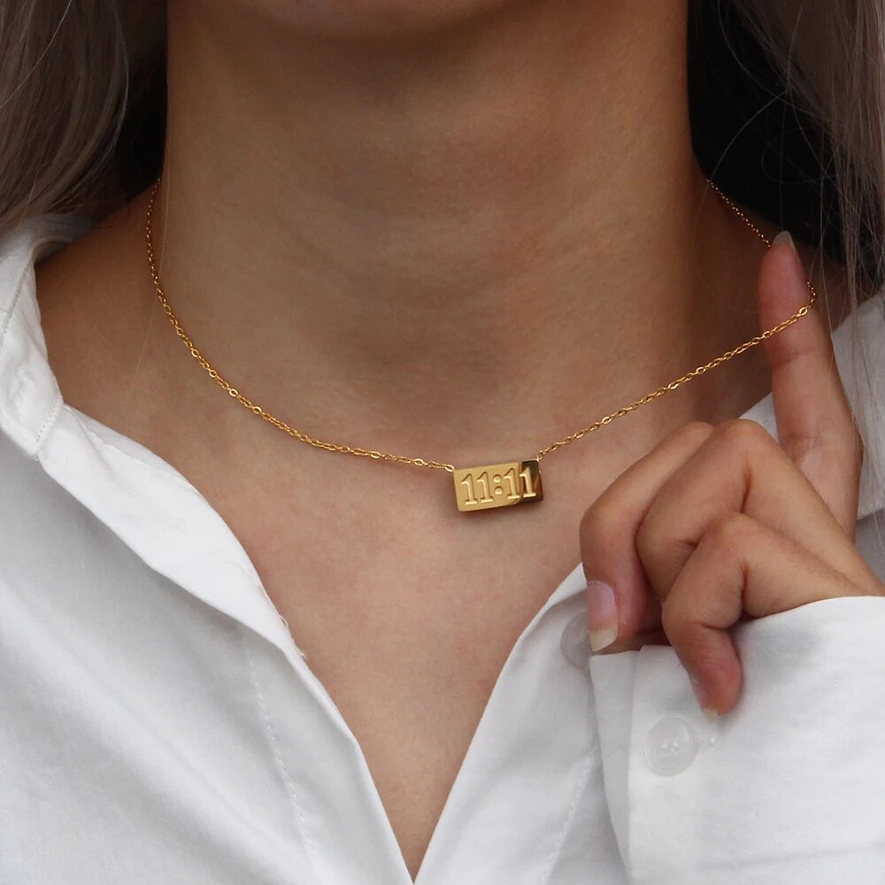 E. b. belle Collana con ciondolo rettangolare antico in acciaio inossidabile finemente lucidato Collana placcata in oro 18 carati con numero di gioielli_voghion.com