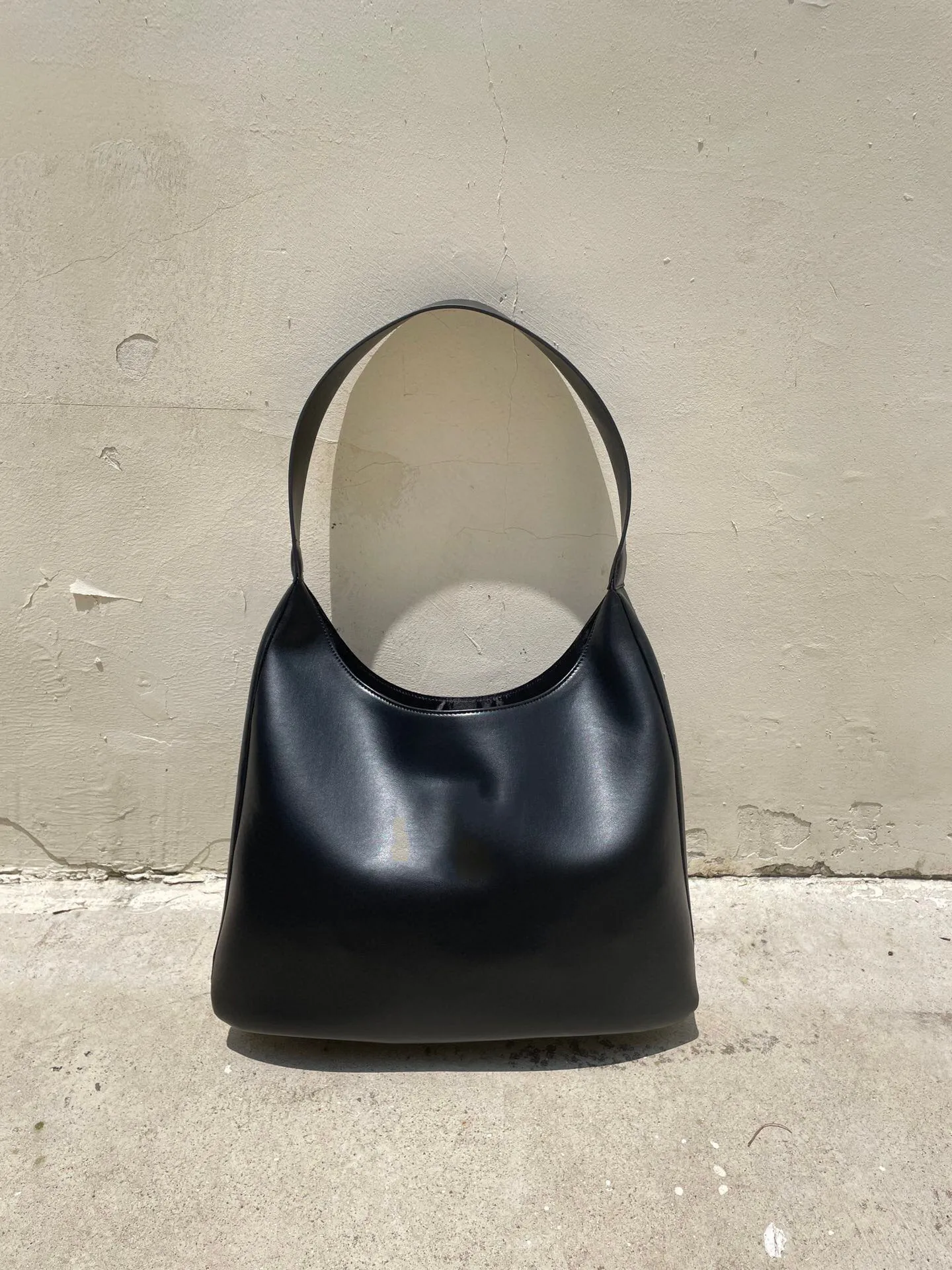 Borsa a tracolla leggera, morbida, delicata, rotonda, curva solitaria, grande e capiente, in pelle di vitello 2024_voghion.com