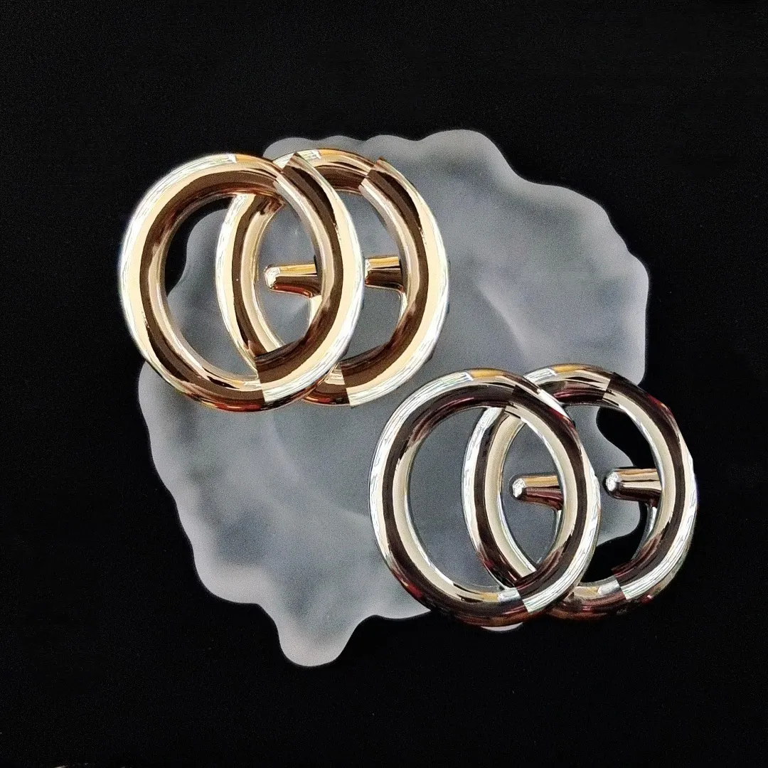 Diseñador Chapado en oro Broches Mujeres Crystal Rhinestone Marca Carta Broche Suéter Traje Traje Pin Ropa Joyería_voghion.com