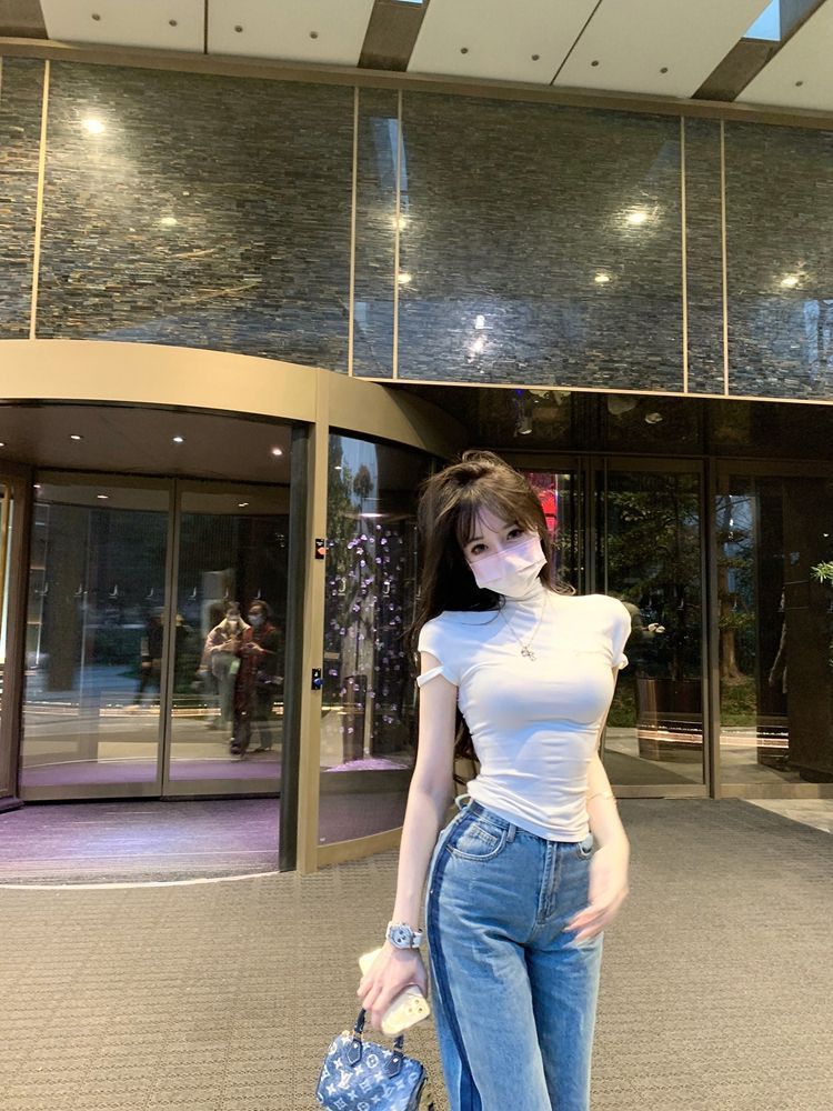 【 48 hour shipping 】 Half high collar embroidered short sleeved t-shirt for women's summer new slim fit versatile pure