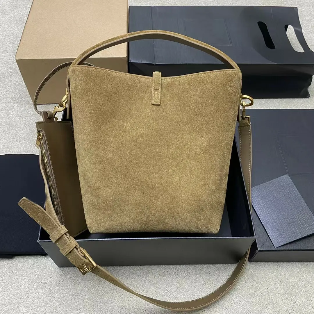 Borse a secchiello: borsa hobo in morbida pelle di vitello con manici superiori e tracolla regolabile, ideale per l'uso quotidiano_voghion.com
