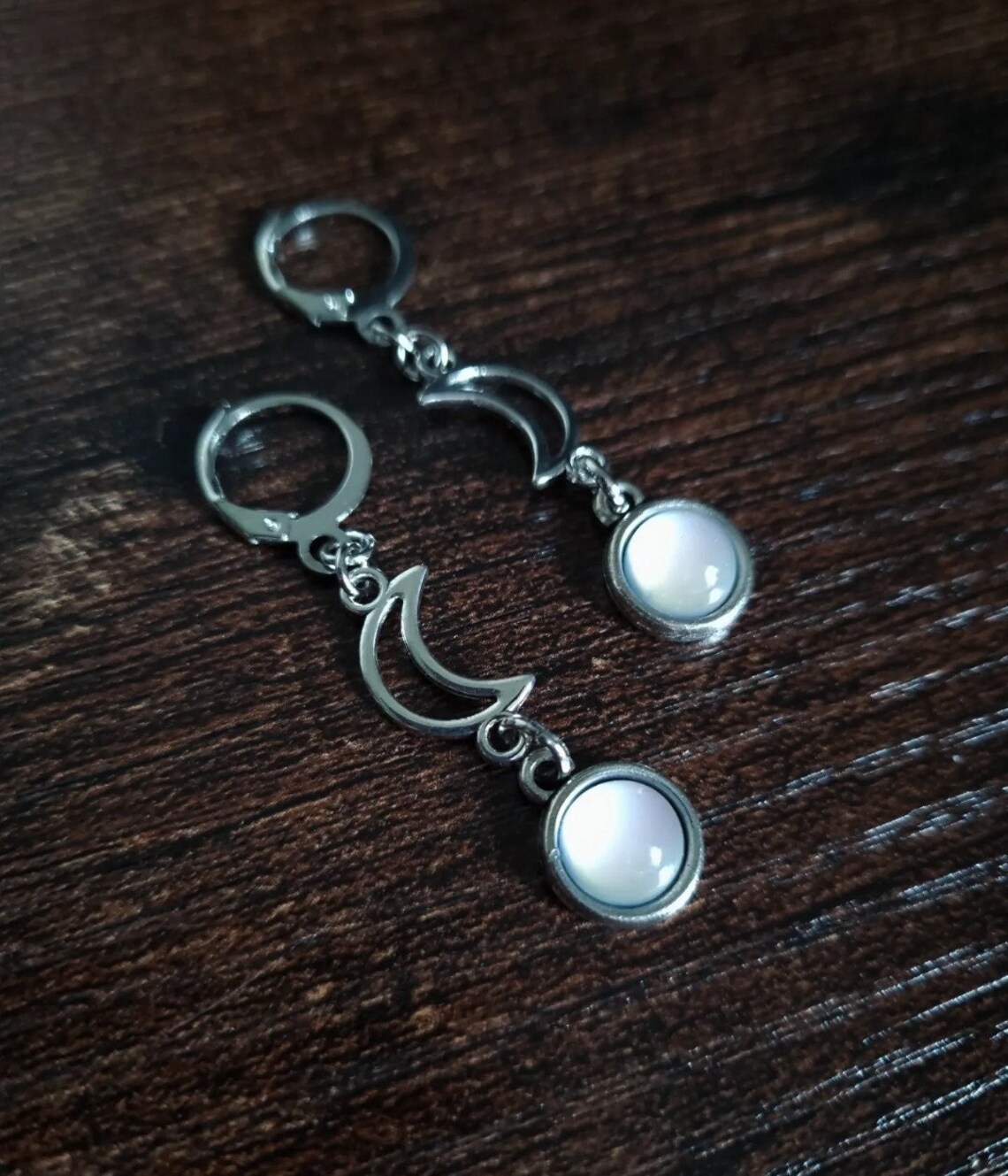 Orecchini in resina squisita orecchini a mezzaluna bianco latte_voghion.com