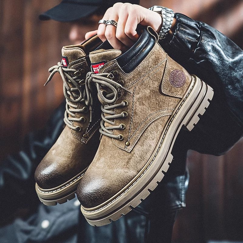 Paar Outdoor-Wanderstiefel im britischen Stil, große gelbe Arbeitsstiefel, hohe Absätze aus gleichem Leder für Männer_voghion.com