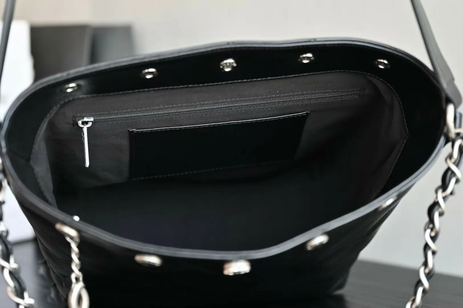 Borsa a secchiello vintage in pelle di agnello morbida, qualità 10A, con motivo a diamante, catene pendenti e tracolla in argento._voghion.com