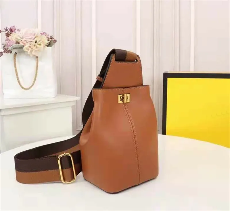 Tracolla per chitarra, designer: unisex, in pelle marrone con fibbia dorata, versatile strumento musicale e marsupio alla moda._voghion.com