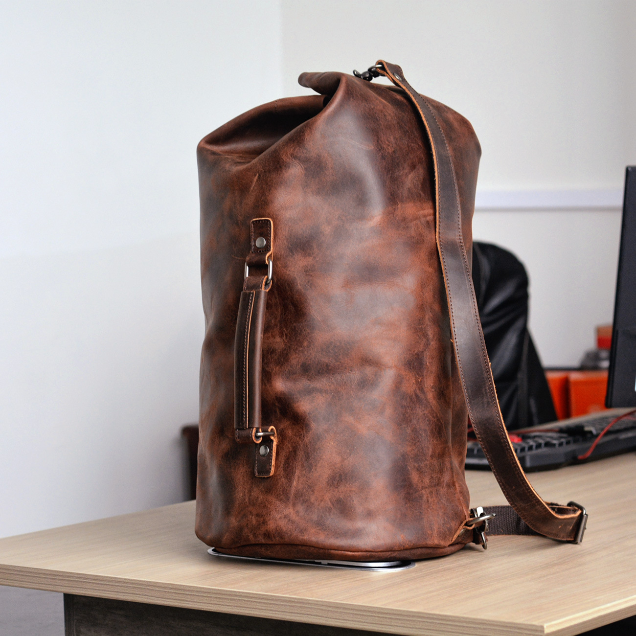 2025s Neue echtes Leder Herren Outdoor Casual Bucket Große Kapazität Reiserucksack Rindsleder Wandertasche_voghion.com
