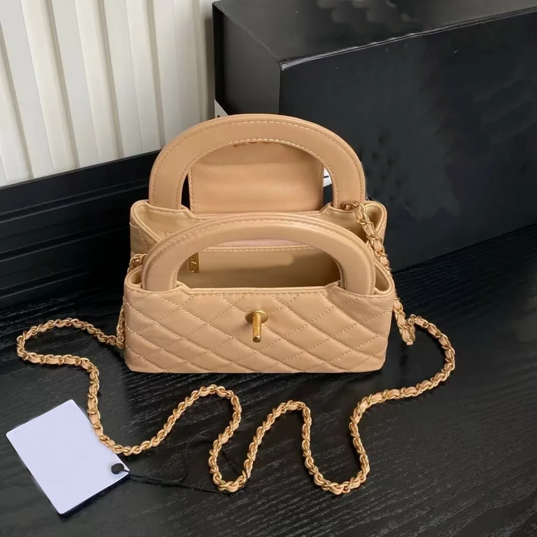 Abendhandtaschen: Klassische Clutch aus Kalbsleder mit Tragegriffen oben, goldenen Metallteilen und Ketten-Schulterriemen – Designer-Geldbörse_voghion.com