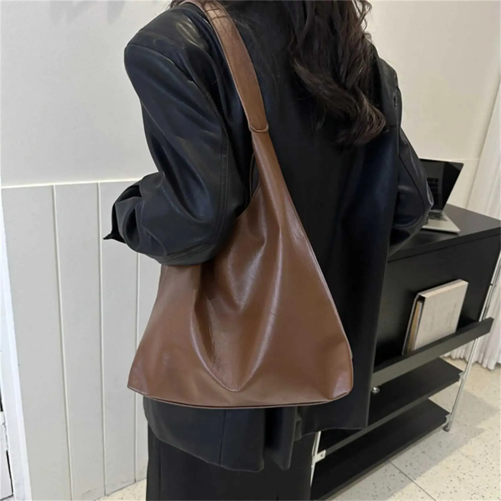 Large Capacity Women's Shoulder Bag Simple Trendy Commuter Bag_voghion.com