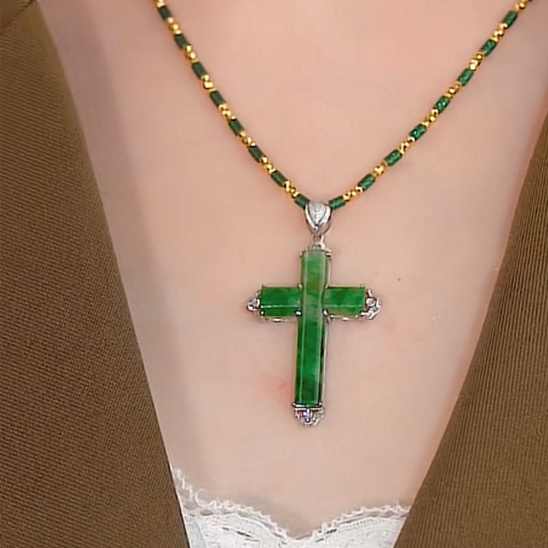 Collana uomo con pendente croce in giada verde e diamante dorata_voghion.com