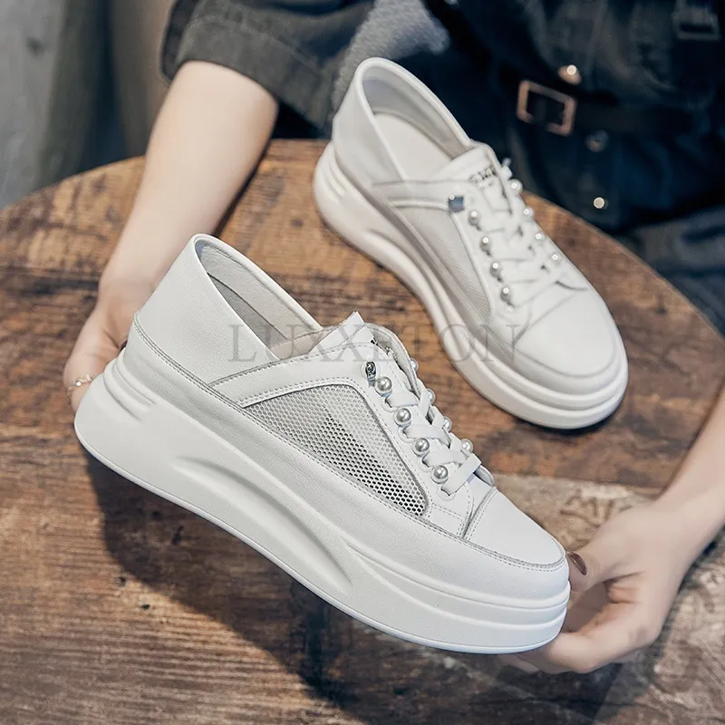 Scarpe casual leggere, traspiranti e comode, in vera pelle, con fondo piatto, bianche._voghion.com