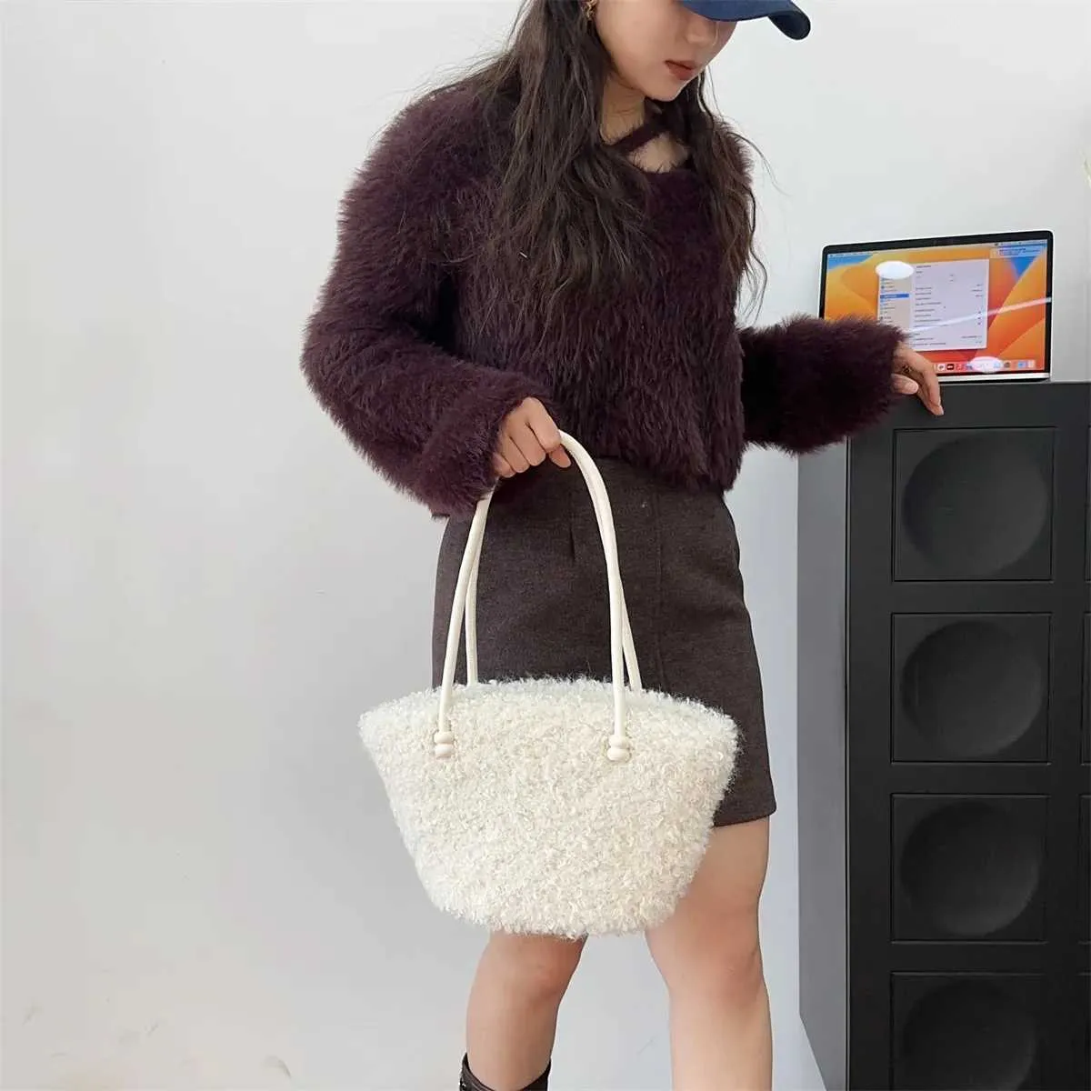 Bolso de hombro de felpa para mujer, de moda, liso, suave, informal, de lana de cordero, de gran capacidad, ligero, para uso diario._voghion.com