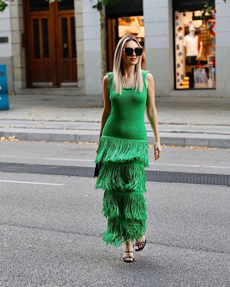 Damenbekleidung - einfarbiges Strickkleid mit Quastensaum und Hosenträgern_voghion.com