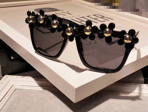 Wholesale-Designer Unique Flower Round Sunglasses Women Beach Glasses Fashion Accessories for Summer Gift Time Limit_voghion.com