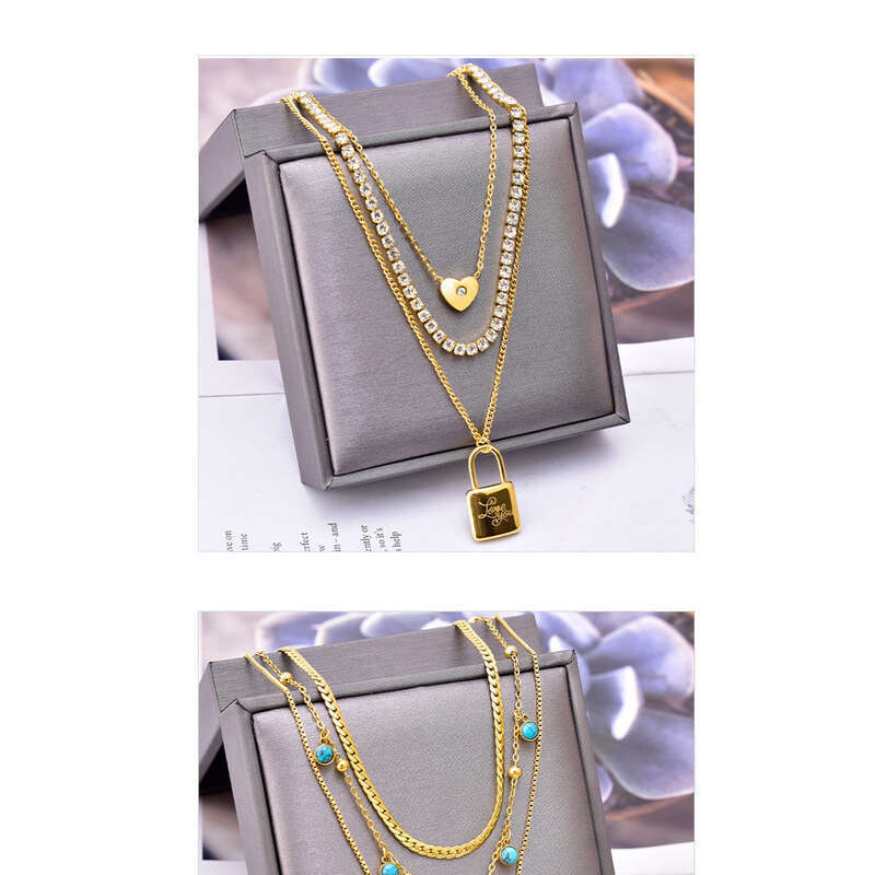 Collana a triplo strato con piccolo ciondolo a forma di lucchetto stampato, catena liscia a forma di cuore con zircone verde quadrato_voghion.com