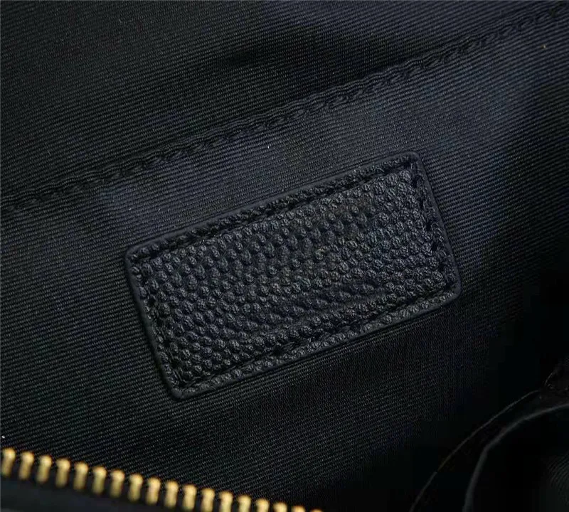 Borsa a tracolla in vera pelle di caviale con finiture dorate e tracolla regolabile_voghion.com